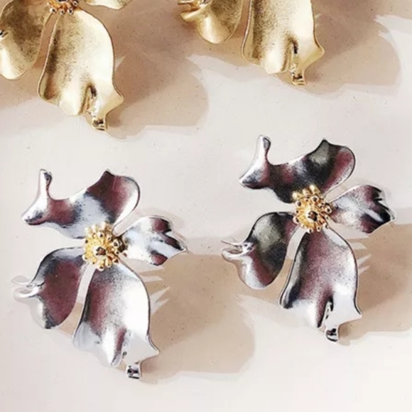 ♡Octavia♡ Silver Post Earrings - Picture 2 of 3